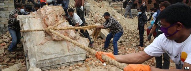 Volunteers help to remove rubble from the ancient Mahadev Mandir temple at Durbar Square in the city of Bhaktapur, east of Kathmandu, on 30 April 2015