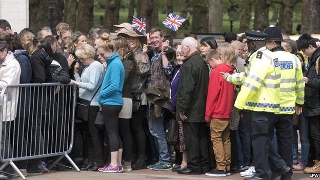 People queue outside Buckingham Palace to get a glimpse of the easel