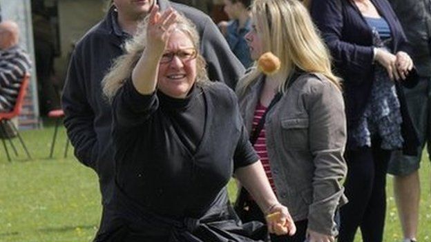 A lady throwing a knob