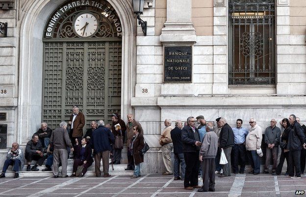 Pensioners outside the Bank of Greece in Athens (30 April)
