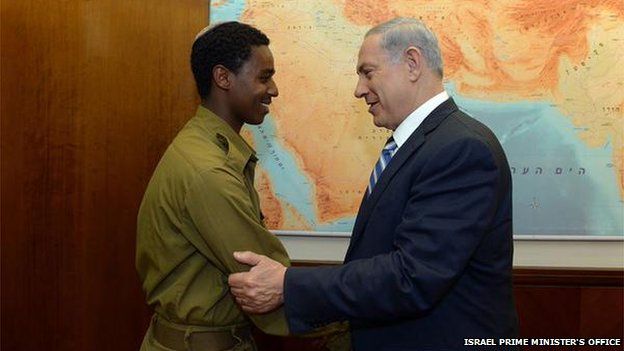 Damas Fekade (left) with Benjamin Netanyahu (04/05/15)