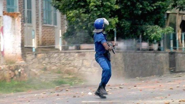 A policeman opens fire in BUjumbura on 4 March 2015