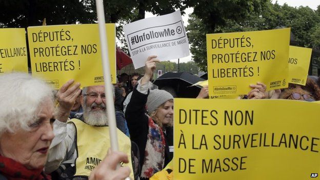 Demonstrators protest against the government's new mass surveillance laws in Paris (04 May 2015)