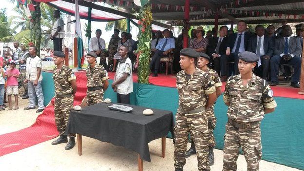 Soldiers guard silver bar in Madagascar 7 May 2015