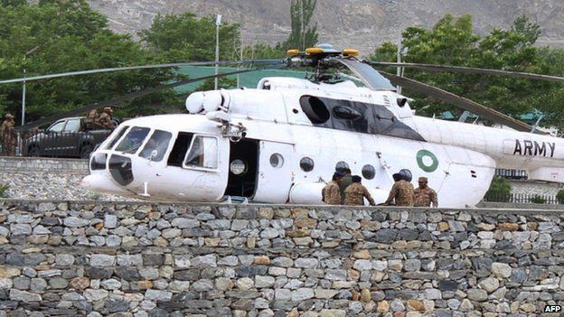 Pakistani soldiers gather beside an army helicopter at a military hospital where victims of a helicopter crash were brought for treatment in Gilgit on 8 May 2015.