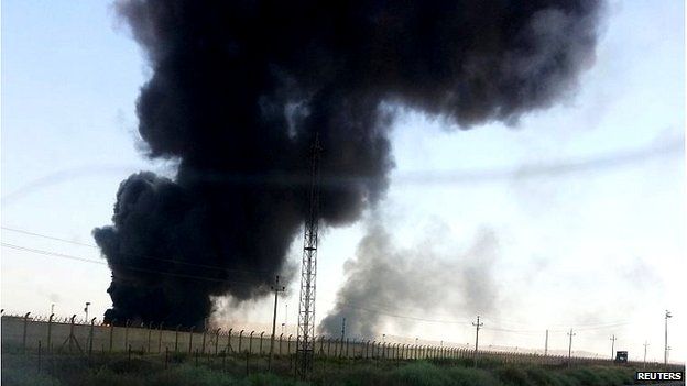 Smoke billows from Baiji oil refinery (June 2014)