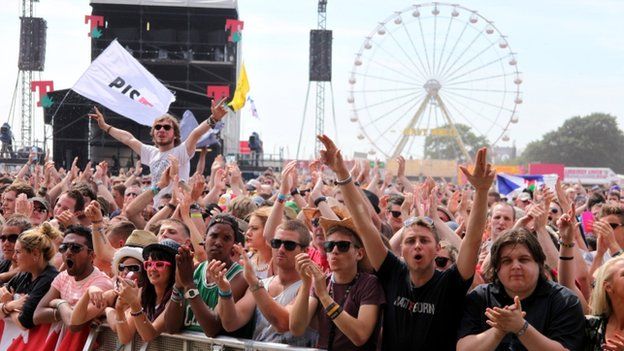 Selfie sticks banned at latest T in the Park festival - BBC News