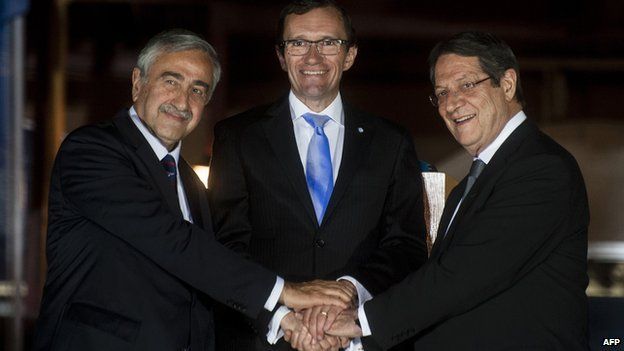 Cypriot President Nicos Anastasiades (R), Turkish Cypriot leader Mustafa Akinci (L), and UN special envoy, Norwegian Espen Barth Eide, 11 May 15