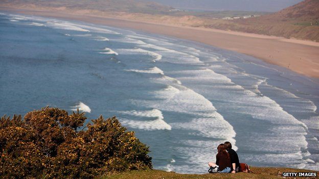 More Tourists Staying Overnight In Wales, Survey Finds - BBC News