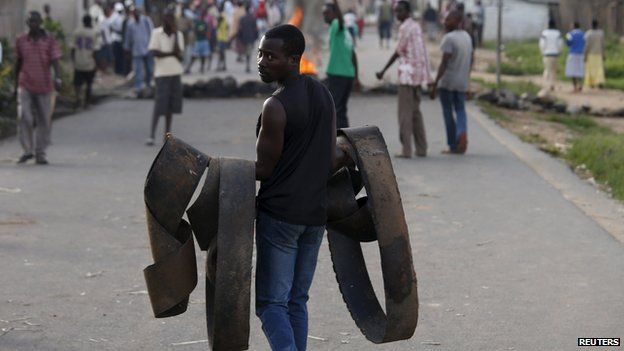 Setting up barricades in Bujumbura on 13 May 2015