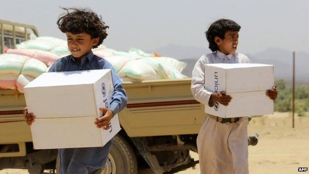 Yemeni children carry boxes of aid in the west of Marib province (11 May 2015)