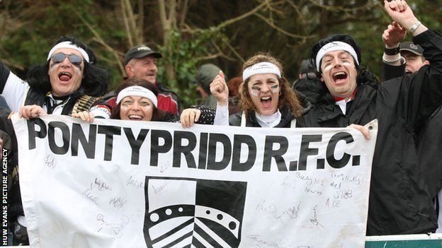 Fydd y cefnogwyr yma ddim yn gwenu ar ôl clywed am gynlluniau diweddara Undeb Rygbi Cymru