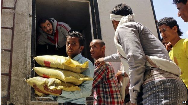 Aid distribution in Taiz (09/05/15)
