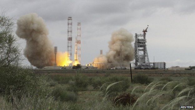A Proton-M carrier rocket blasts off with the MexSat-1 communications satellite at Baikonur cosmodrome, Kazakhstan (16 May 2015)