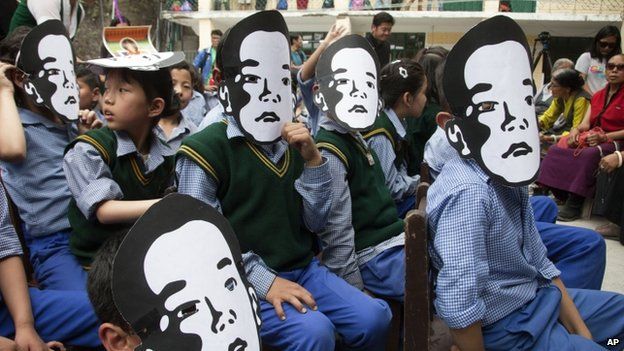 Exile Tibetan school children wear masks of Gedhun Choekyi Nyima, the Panchen Lama chosen by Dalai Lama, to mark his 26th birthday in Dharmsala (25 April 2015)