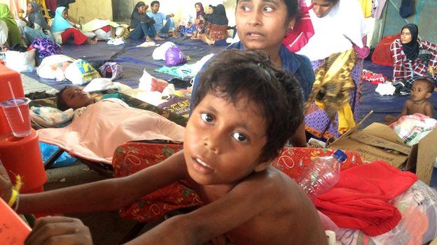 Rohingya mother and child wait for water and food supply