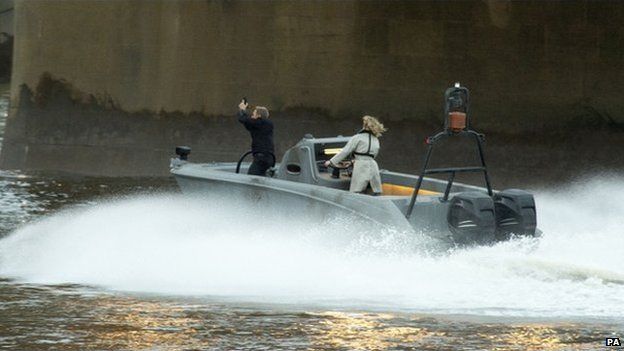 James Bond fans see filming of Spectre on River Thames in London - BBC News
