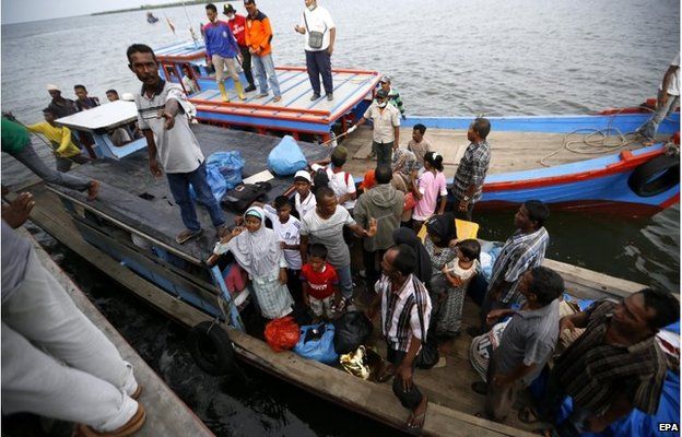 Fishermen bring migrants to shore in Aceh, Indonesian (15 May 2015)