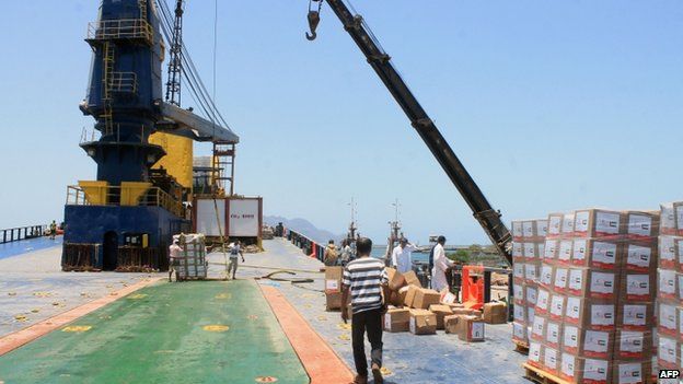 Yemeni labourers unload the conent of an Emirati ship carrying 1,200 tonnes of food supply, in the port of Aden on 17 May 2015.