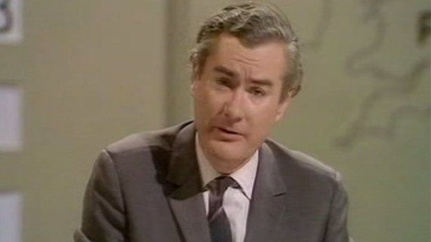 Syr Alastair Burnett oedd yn llywio rhaglen Etholiad Chwefror 1974 i'r BBC