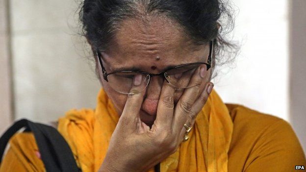 King Edward Memorial Hospital staff mourns before paying homage to the body of Aruna Shanbaug before the cremation ceremony in Mumbai, India, 18 May 2015.