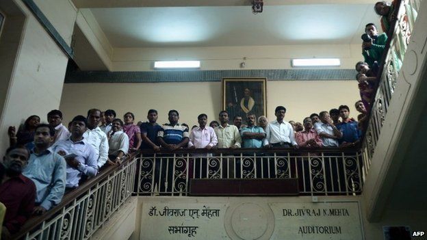 Indian hospital staff gather to pay their respect near the body of nurse Aruna Shanbaug at a hospital in Mumbai on May 18, 2015.