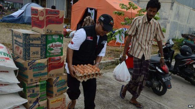 Officials sort donated food in Aceh, Indonesia (18 May 2015)