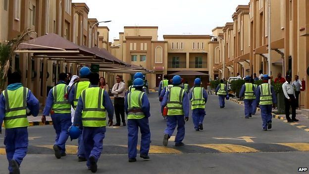 Иностранные рабочие, работающие на строительной площадке футбольного стадиона «Аль-Вакра», одного из стадионов чемпионата мира по футболу 2022 года в Катаре, возвращаются в свое жилье в комплексе Ezdan 40 после окончания работ, 4 мая 2015 г.