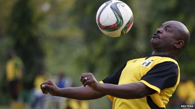 Burundi President Nkurunziza plays football amid protests - BBC News