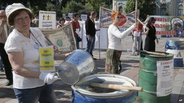Protesters in Kiev drum on empty barrels, demanding government help to pay off crushing bank foreign currency loans created as a result of the rapid depreciation of the national currency. Photo: 21 May 2015