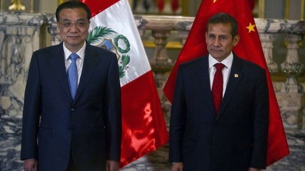 China"s Prime Minister Li Keqiang (L) and Peruvian President Ollanta Humala are pictured during a ceremony at the presidential palace in Lima on May 22, 2015