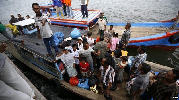 Myanmar and Bangladeshi Rohingya migramts arrive on a boat of local fisherman in Kuala Langsa, East Aceh, Indonesia, 15 May 2015