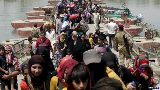 Displaced Sunni people fleeing the violence in Ramadi, cross a bridge on the outskirts of Baghdad, May 24, 2015.