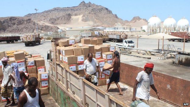 Medical aid from the United Arab Emirates is unloaded in the southern Yemeni port city of Aden (24 May 2015)