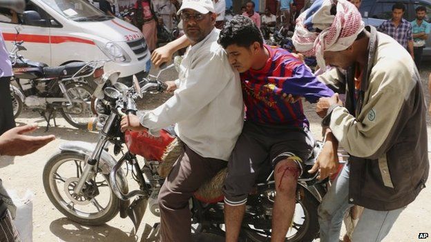 A man injured during fighting between Houthi rebels and southern militiamen in Taiz is transported on a motorbike to a clinic (24 May 2015)