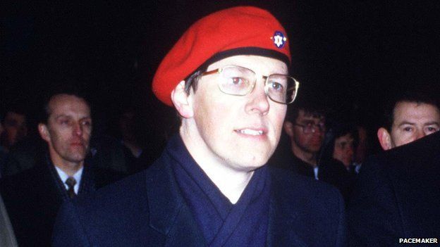 In 1986, Peter Robinson was photographed wearing a beret at a rally of the paramilitary Ulster Resistance movement