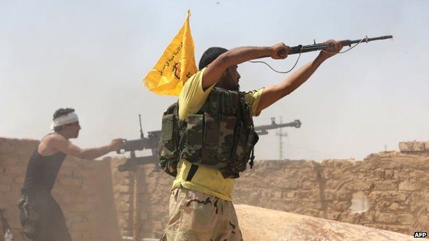 Shia militiamen fight Islamic State militants outside the Baiji oil refinery (25 May 2015)