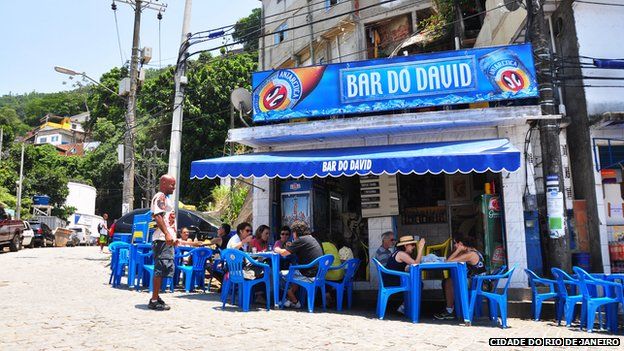 Customers at Bar do David