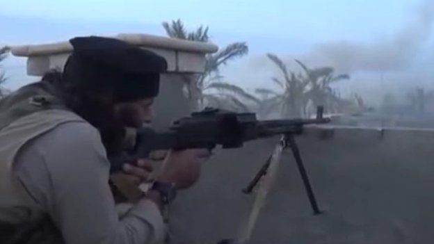 Islamic State fighter fires machine-gun at Iraqi government forces in eastern Ramadi