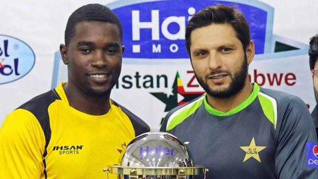 Captains Elton Chigumbura and Shahid Afridi with the T20 series trophy