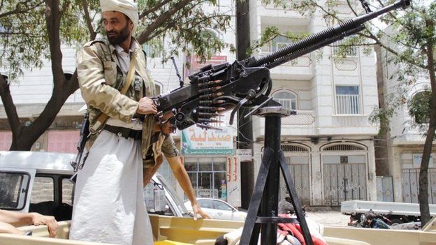 Militia fighter allied to Yemen's exiled government mans a machine gun in Taiz (21 May 2015)