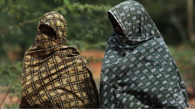 Indian men cover their body to protect against the heatwave in gauribidanur village, doddaballapur district, close to Karnataka and Andhra Pradesh border on 26 May 2015
