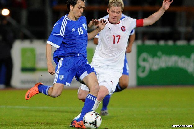 Czech Republic's Tomas Hubschmann (R) vies with Israel's Yossi Benayoun during a friendly match in Hartberg (26 May 2012)