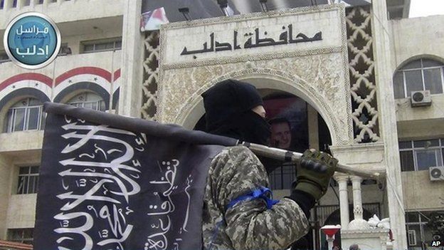 Al-Nusra Front fighter in front of the provincial government headquarters in Idlib (28 March 2015)