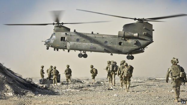 British soldiers approach a Chinook helicopter in the Nahr-e Saraj district, Helmand Province, Afghanistan