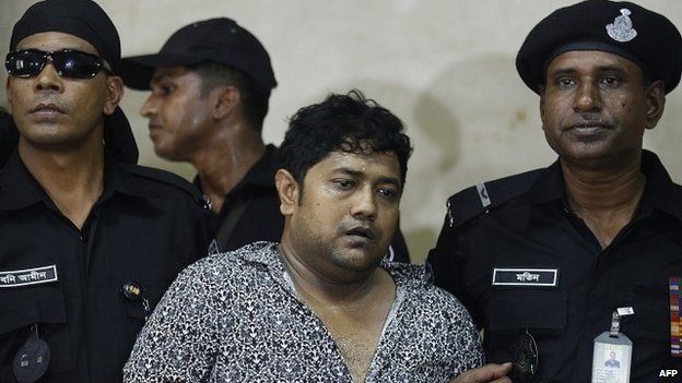 Sohel Rana (centre) at the time of his arrest by the Rapid Action Battalion (RAB) in Dhaka (28 April 2013)