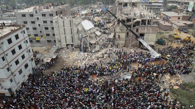 Bangladeshis gather as rescuers look for survivors and victims at the site of Rana Plaza building (25 April 2013)