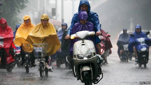 People defy heavy rainfall in Nanjing, Jiangsu province, China (02 June 2015)