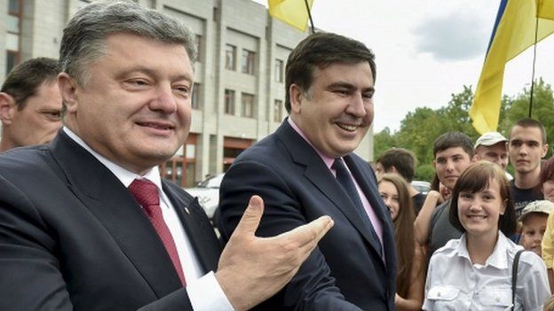 Ukrainian President Petro Poroshenko (L) and governor of Odessa region Mikheil Saakashvili (C) 30 May
