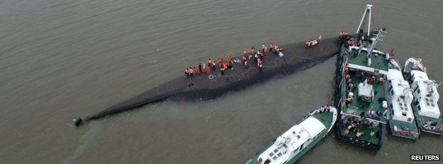 Rescue workers on the overturned boat in the Yangtze River (2 June 2015)
